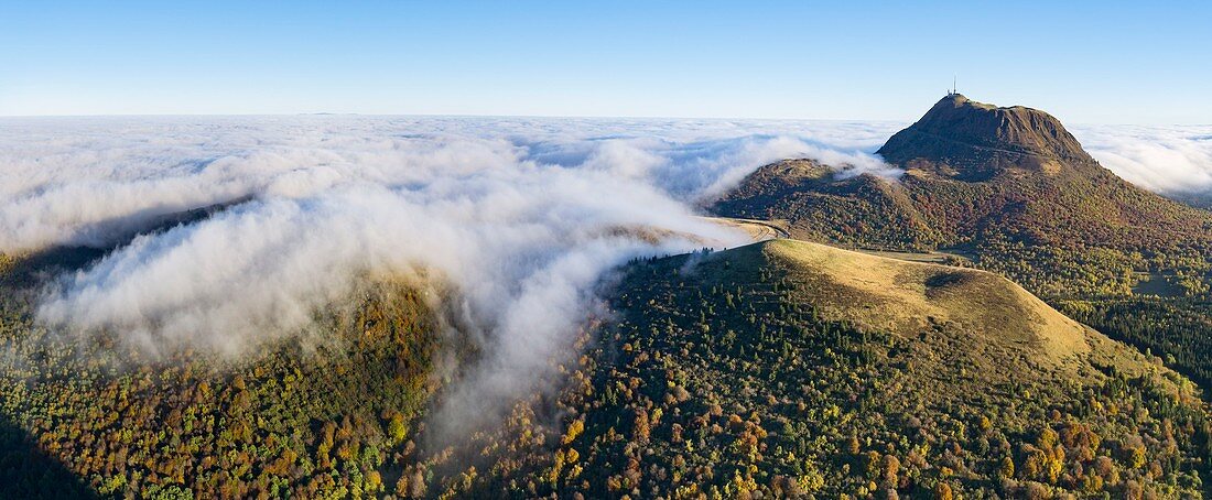 Frankreich, Puy de Dome, Gebiet als Weltkulturerbe der UNESCO, Ceyssat, Regionaler Naturpark der Auvergne-Vulkane, Blick auf die Chaîne des Puys vom Gipfel des Vulkans Puy de Come, Puy de Dome im Hintergrund (Luftaufnahme)