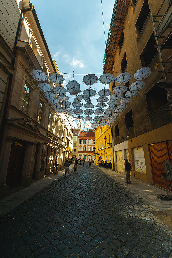 Regenschirm als Straßendekoration in der Altstadt