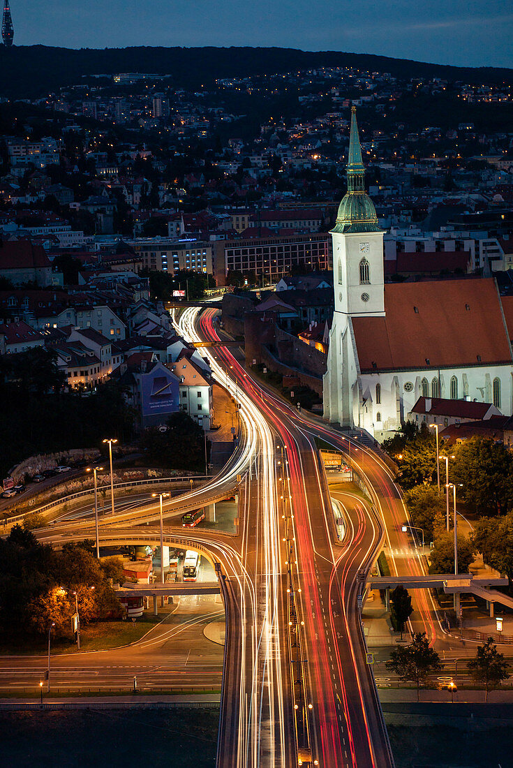 Beleuchtete Straße am Martinsdom bei Nacht, Bratislava, Slowakei