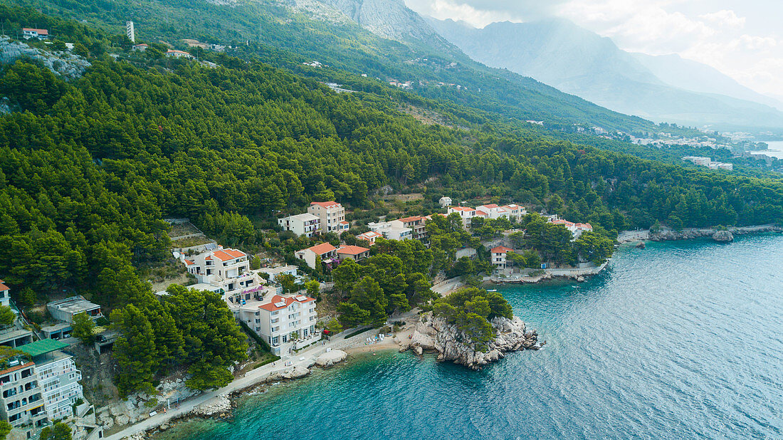 Blick auf die Stadt auf den Seeweg, Brela, Kroatien