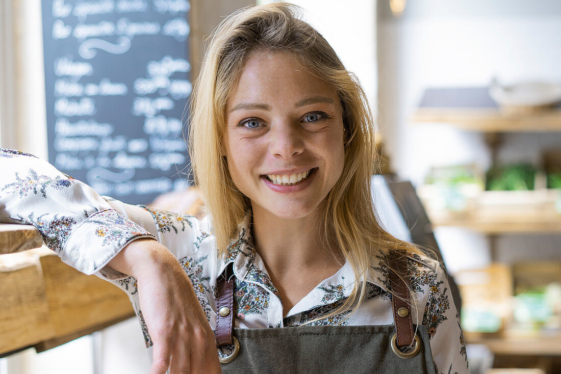 Lächelnde junge Frau in einem Lebensmittelgeschäft