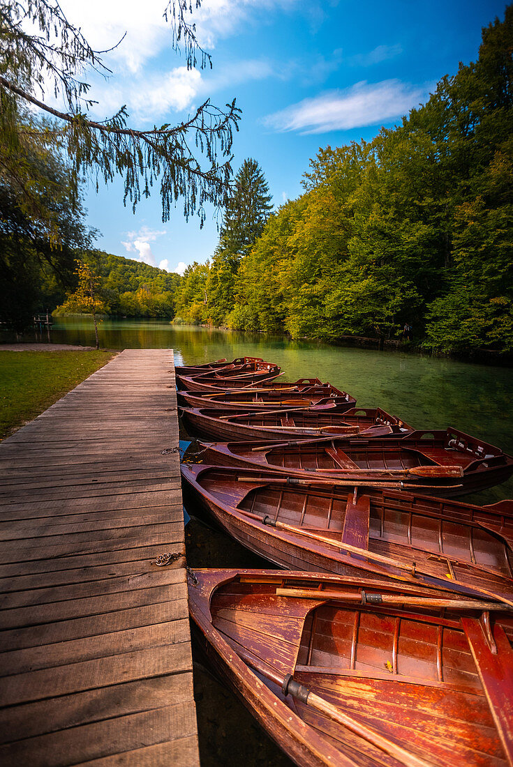 Ruderboote aus Holz im Nationalpark Plitvicer Seen, Kroatien