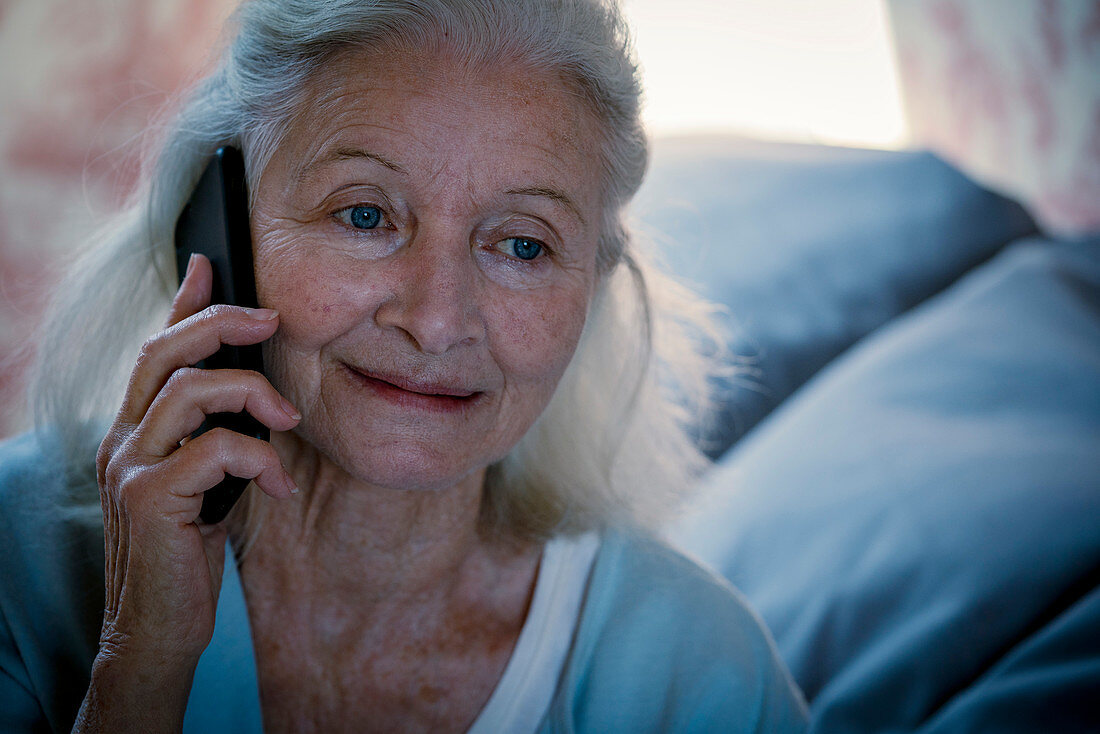 Ältere Frau telefoniert mit einem Smartphone
