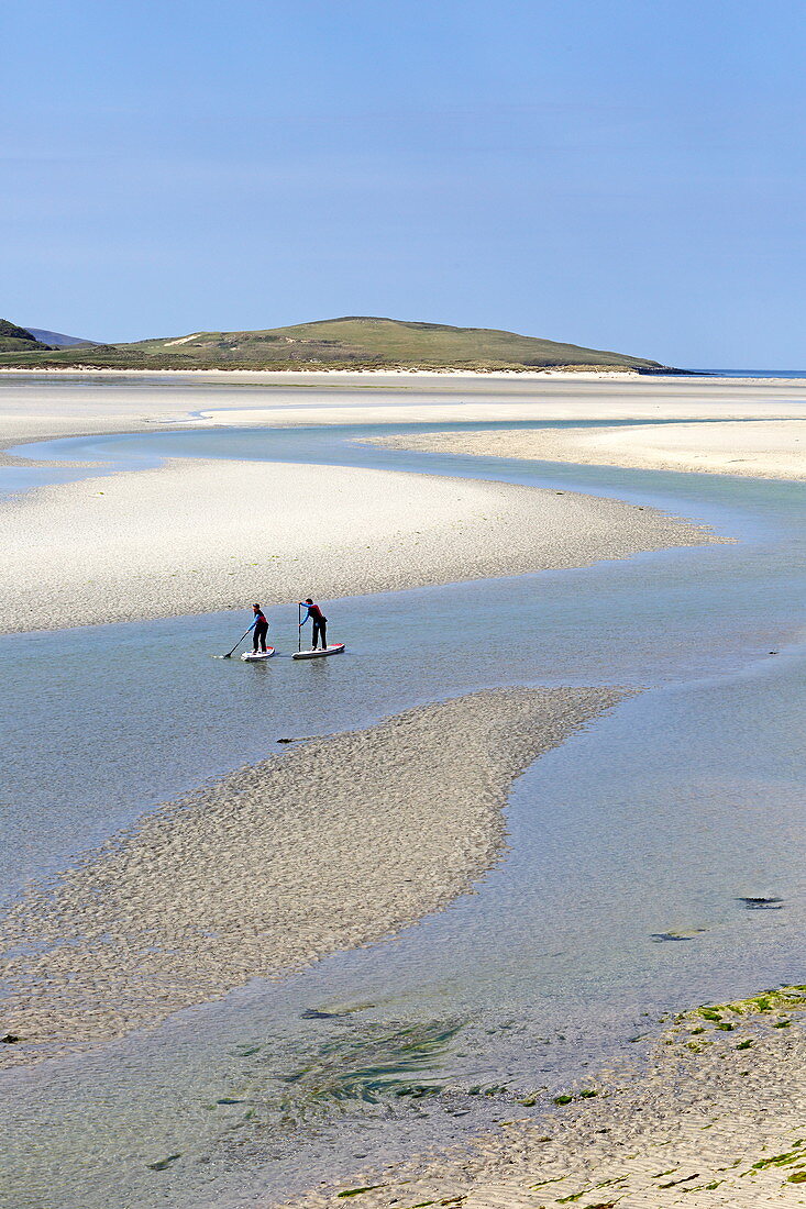 Stehpaddler am Luskentyre Beach, Isle of Harris, Äußere Hebriden