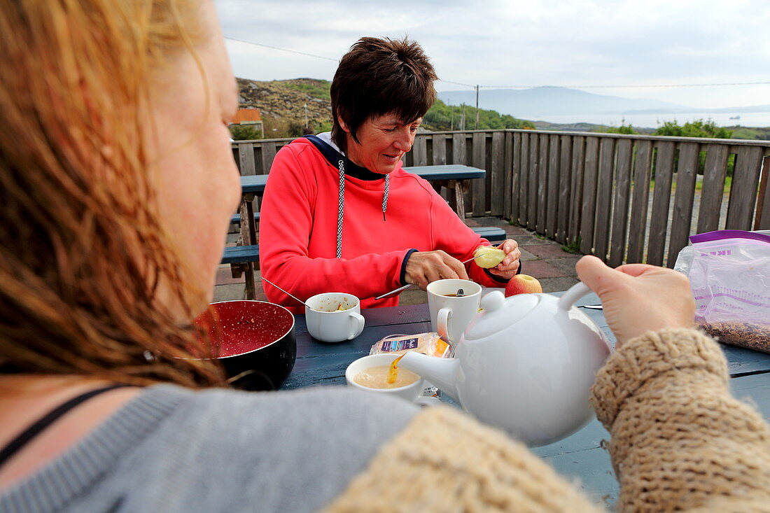 Frühstück auf der Terrasse des Hostels auf der Isle of Harris, Hebriden