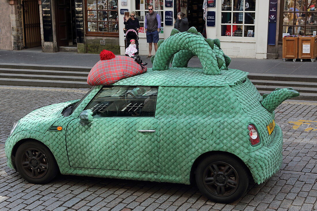Mini Cooper im Nessy-Look als Werbegag, High Street, Edinburgh