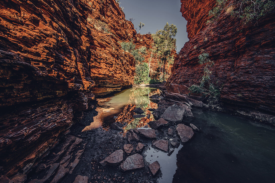 Wasserloch im Karijini Nationalpark in Westaustralien, Australien, Ozeanien