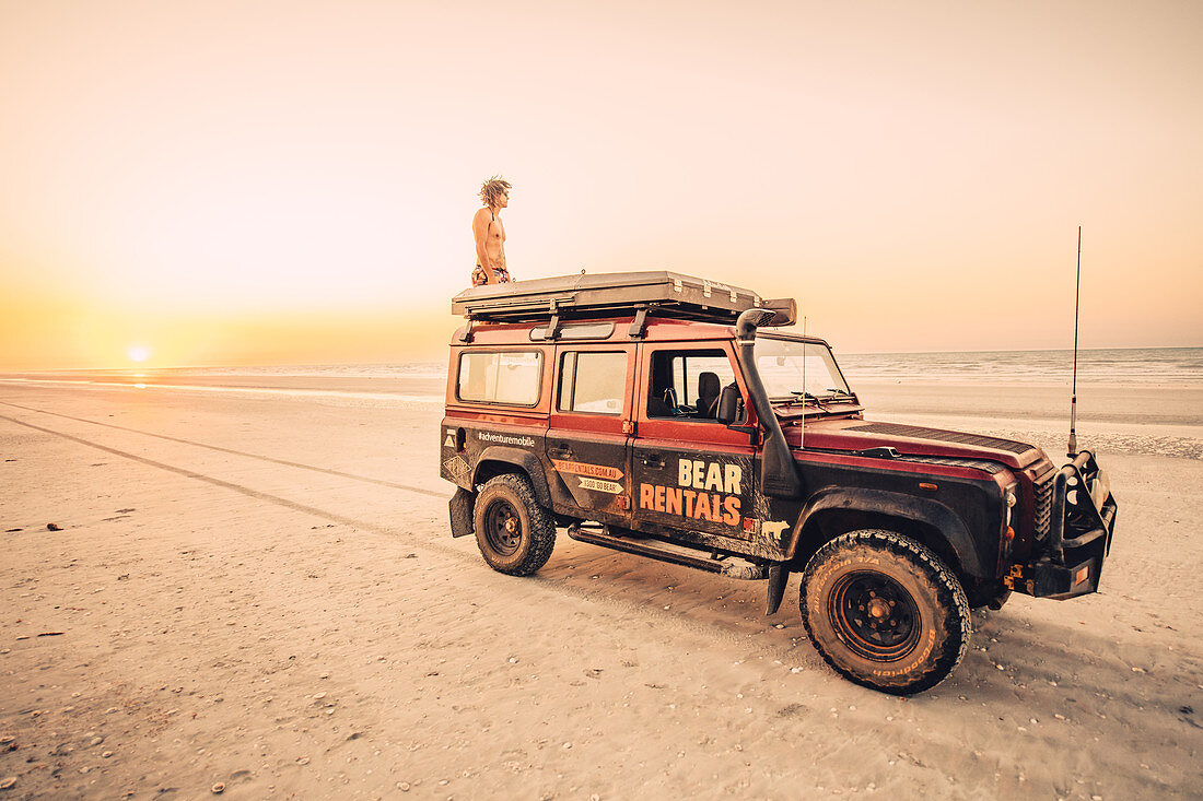 Off-road vehicle on 80 Mile Beach in Western Australia, Australia, Indian Ocean, Oceania;