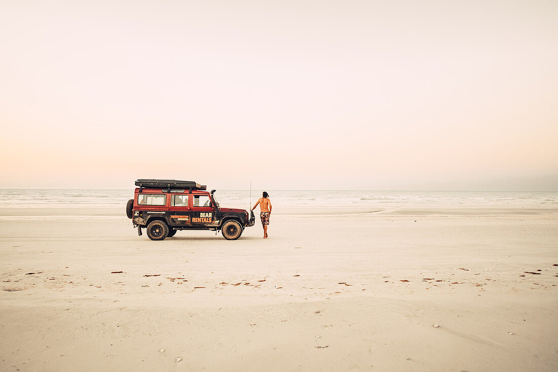 Sonneuntergang mit Geländewagen am 80 Mile Beach in Westaustralien, Australien, Indischer Ozean, Ozeanien