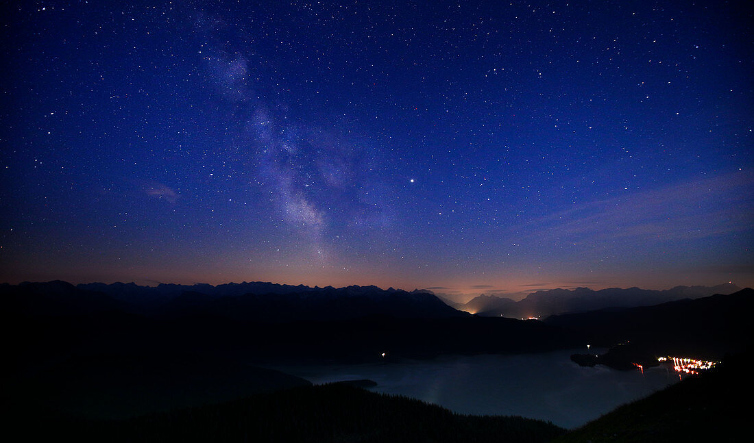 Walchensee mit Milchstrasse vom Jochberg bei Nacht mit Sternen, Bayern