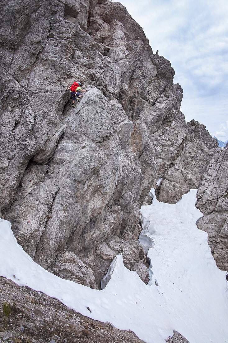 Mann klettert am Fels im Klettersteig der Wankspitze, Mieminger Kette, Tirol, Österreich