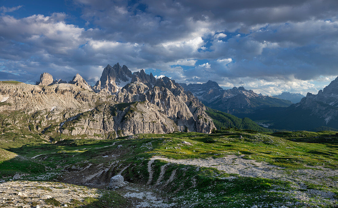 Berglandschaft unterhalb der Drei Zinnen in den Dolomiten mit Sonne und Wolken, Südtirol