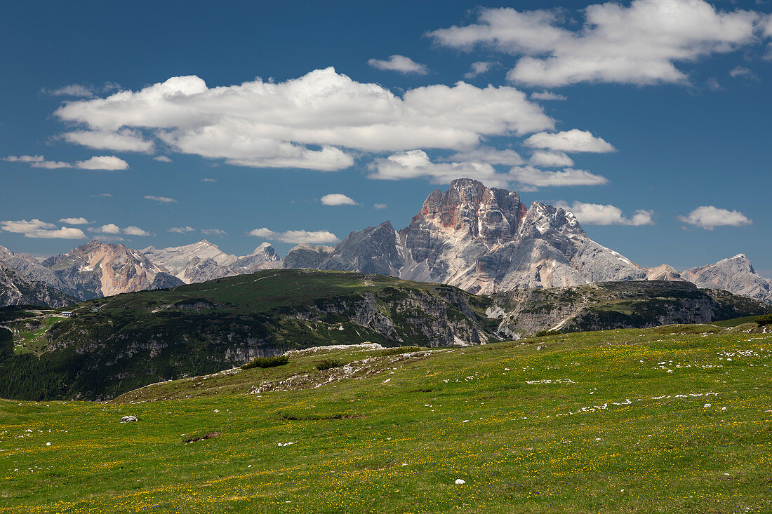 Berglandschaft in den Dolomiten unterhalb der Drei Zinnen mit Sonne und Wolken, Südtirol