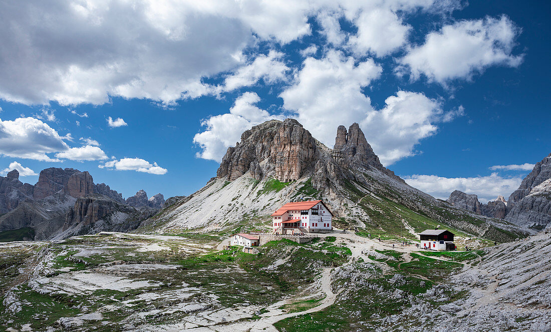 Gipfel Sasso di Sesto und Drei Zinnen Hütte im Naturpark der Dolomiten, Südtirol\n