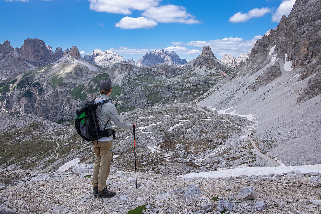 Mann mit Blick zum Gipfel Sasso di Sesto beim Wandern an den Drei Zinnen im Naturpark der Dolomiten, Südtirol\n
