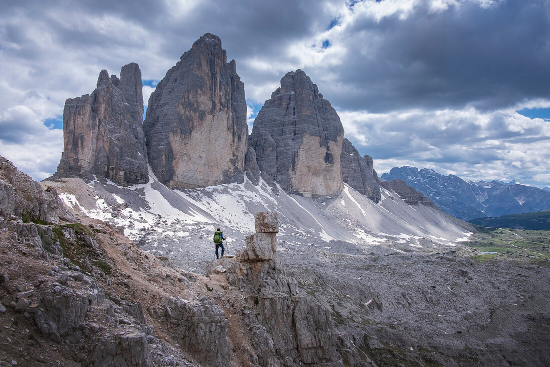 Mann beim Wandern unterhalb des Paternkofels an den Drei Zinnen im Naturpark der Dolomiten, Südtirol