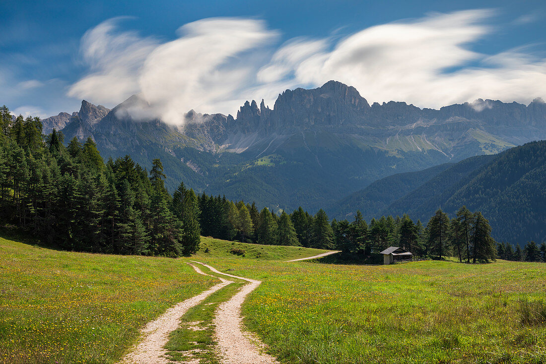 Wanderweg und Rosengartengruppe in den Dolomiten vom Wuhnleger Löschteich, Südtirol
