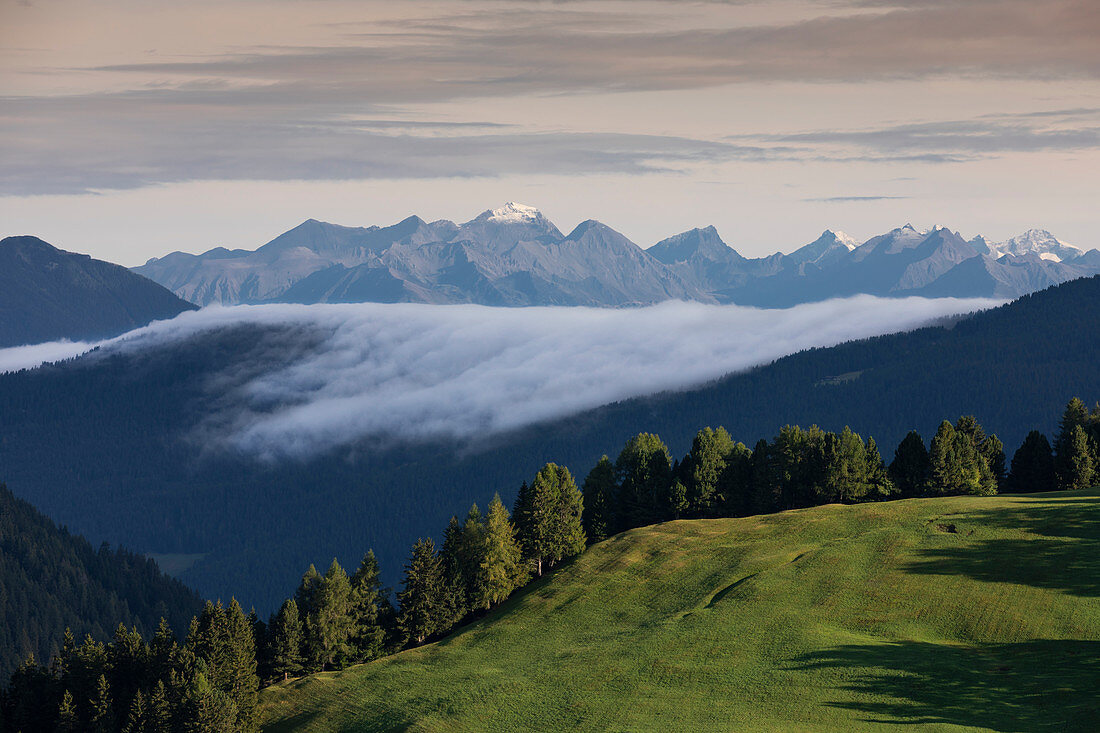 Tiefe Wolken ziehen über Gebirgskette in den Dolomiten, Südtirol