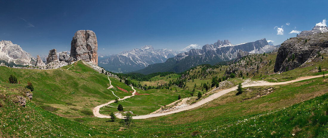 Cinque Torri mit Wanderweg in den Dolomiten bei Tag mit Sonne, Südtirol