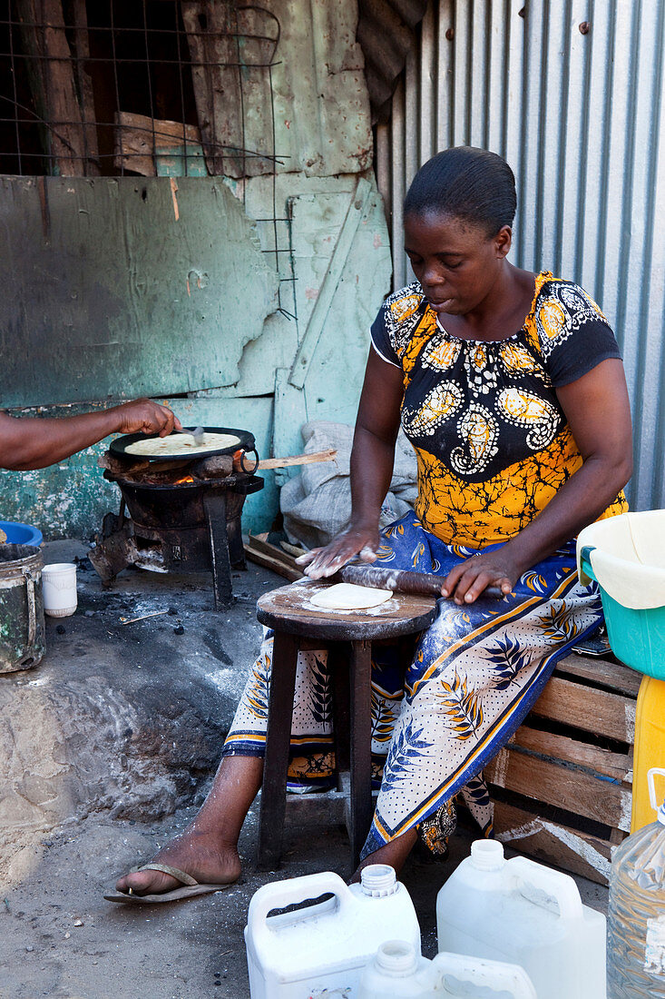 Kenianerin beim Kochen von typischem Chapati, Watamu, Malindi, Kenia
