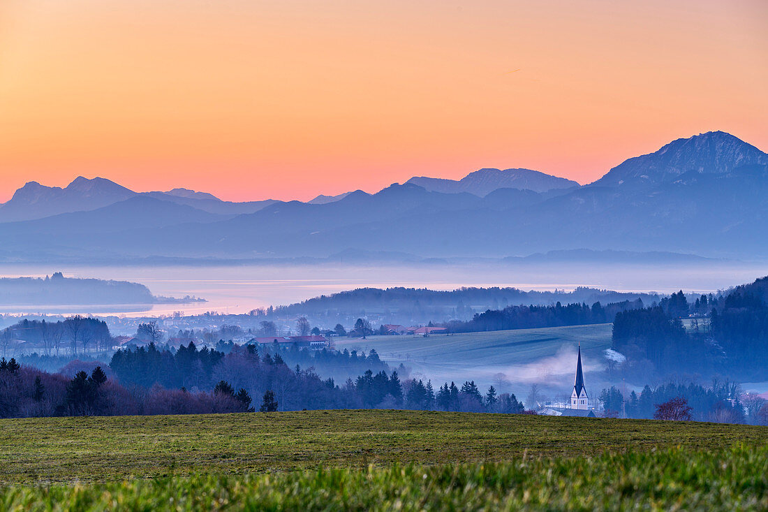 Morning mood over Chiemsee, Hochstaufen and Hochfelln in the background, Ratzinger Höhe, Chiemgau, Chiemgau Alps, Upper Bavaria, Bavaria, Germany