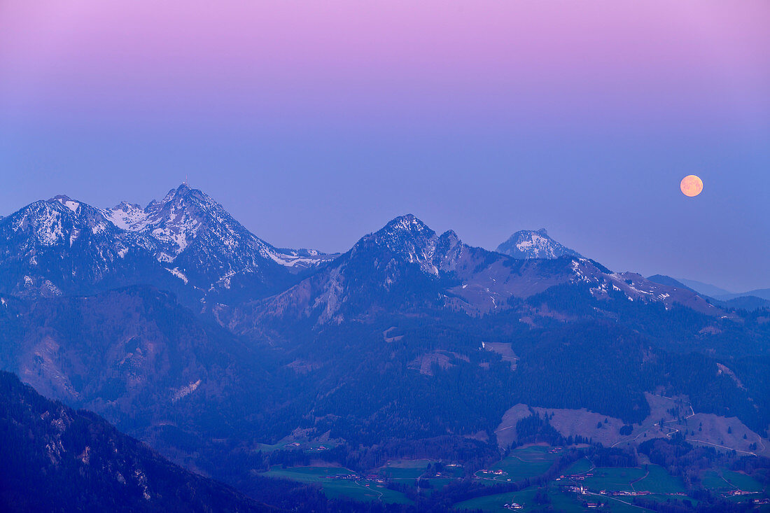 Vollmond über der Wendelsteingruppe, von der Hochries, Chiemgauer Alpen, Oberbayern, Bayern, Deutschland