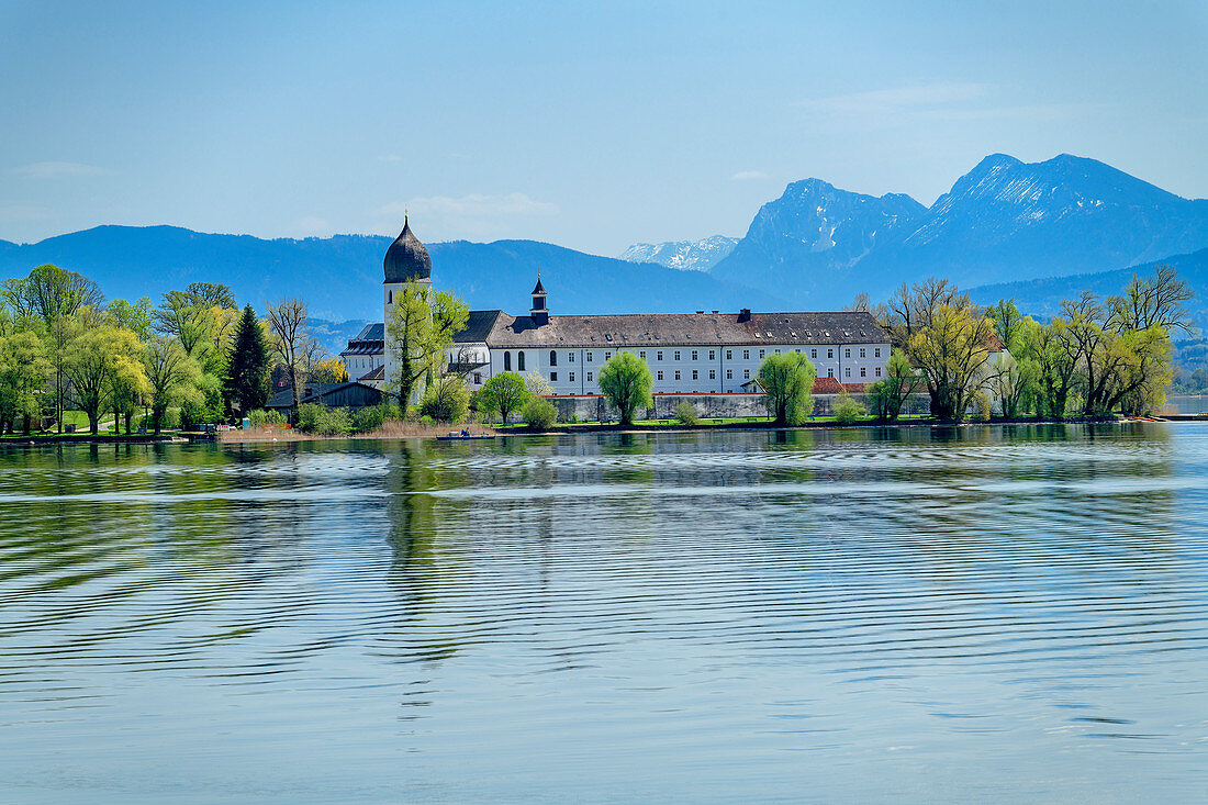 Blick auf Chiemsee und Fraueninsel mit Kloster und Campanile, Hochstaufen im Hintergrund, Chiemsee, Chiemseeradweg, Chiemgau, Oberbayern, Bayern, Deutschland