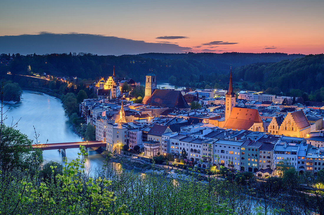 Blick auf beleuchtete Stadt Wasserburg am Inn, Wasserburg, Benediktradweg, Oberbayern, Bayern, Deutschland