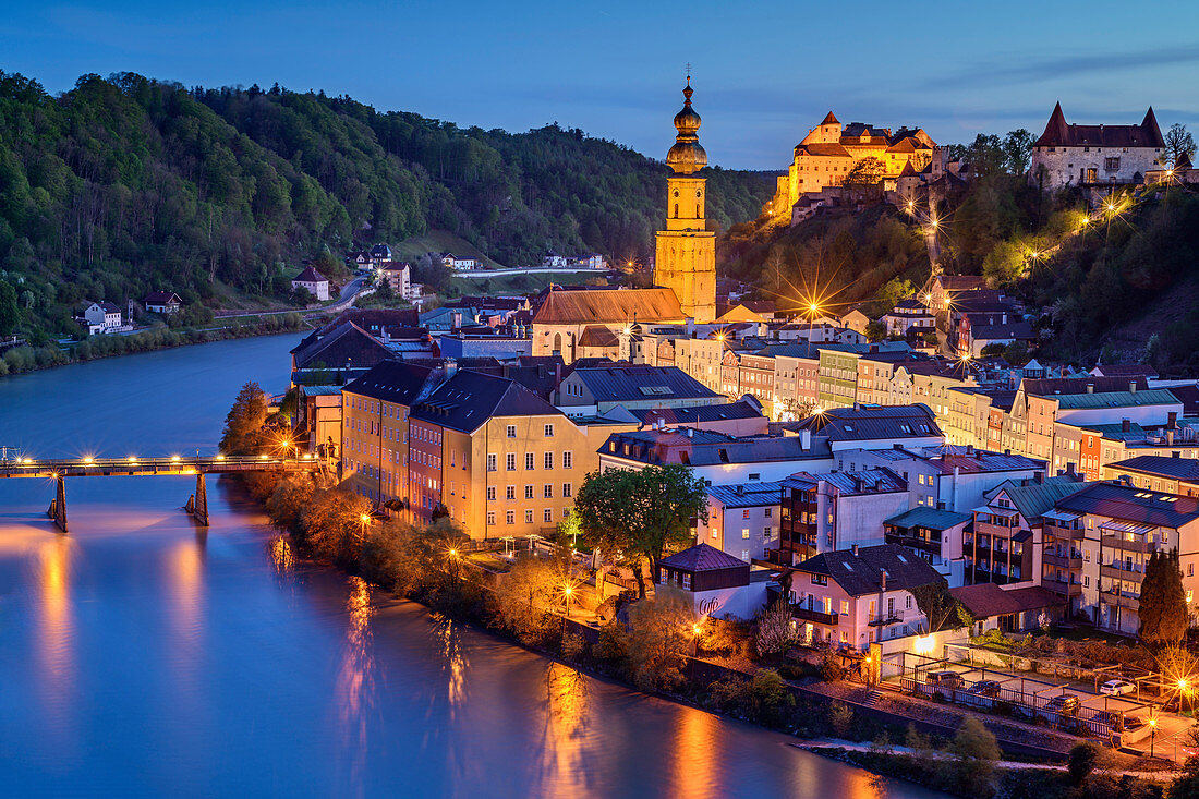 Beleuchtete Stadt Burghausen an der Salzach mit Burg und Kirche, Burghausen, Benediktradweg, Oberbayern, Bayern, Deutschland