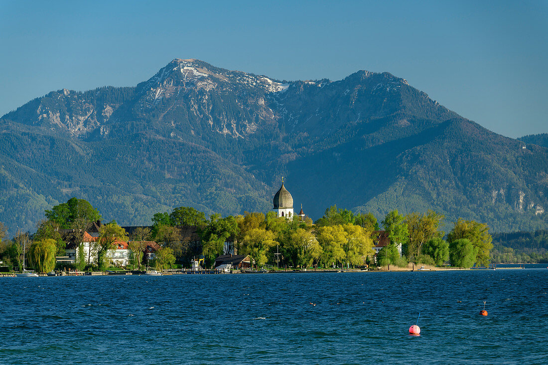 Chiemsee und Fraueninsel mit Campanile, Hochgern im Hintergrund, Chiemsee, Chiemseeradweg, Chiemgau, Oberbayern, Bayern, Deutschland