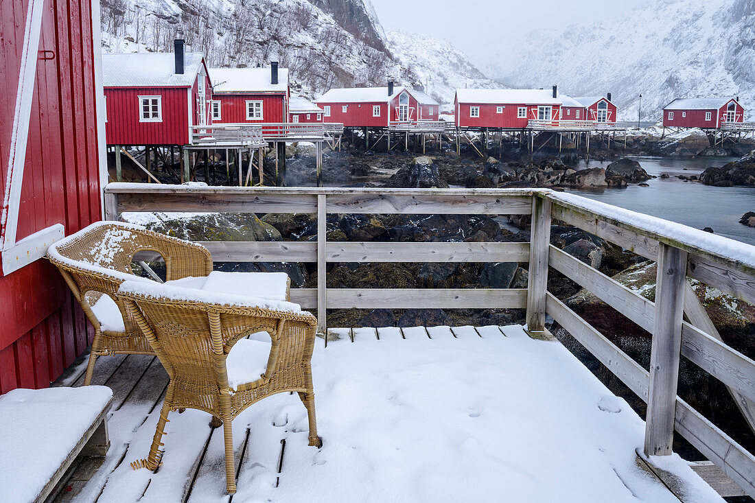 Verschneiter Balkon und Fischerhäuser, Nusfjord, Lofoten, Nordland, Norwegen