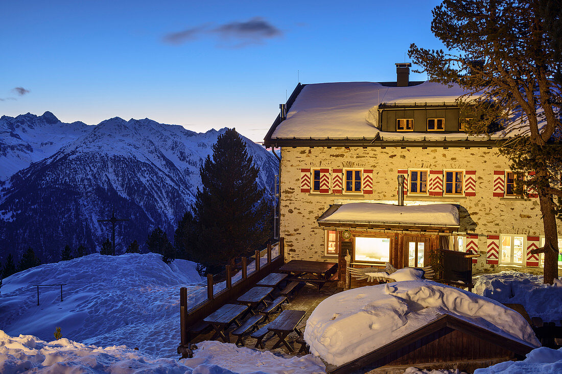 Beleuchtete Neue Bielefelder Hütte im Winter, Ötztaler Alpen im Hintergrund, Neue Bielefelder Hütte, Stubaier Alpen, Tirol, Österreich 