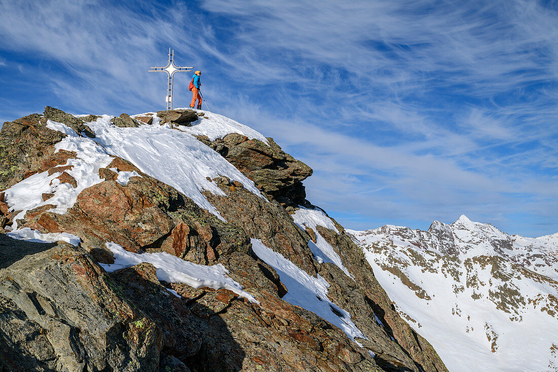 Frau auf Skitour steht am felsigen Gipfel des Plereskopf, Plereskopf, Matscher Tal, Ötztaler Alpen, Südtirol, Italien 