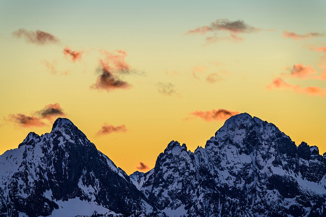Wolkenstimmung nach Sonnenuntergang über Tannheimer Berge mit Gehrenspitze und Köllenspitze, vom Tegelberg, Tegelberg, Ammergauer Alpen, Bayerische Alpen, Oberbayern, Bayern, Deutschland
