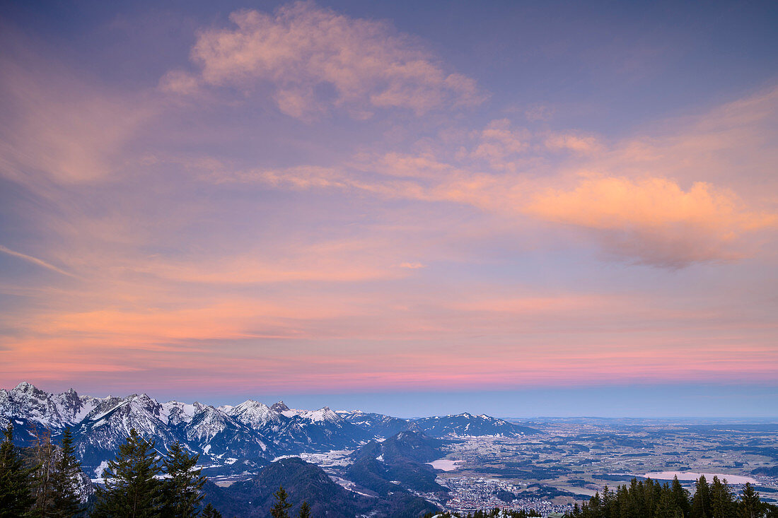 Wolkenstimmung zur Blauen Stunde über Tannheimer Berge und Füssen, vom Tegelberg, Tegelberg, Ammergauer Alpen, Bayerische Alpen, Oberbayern, Bayern, Deutschland