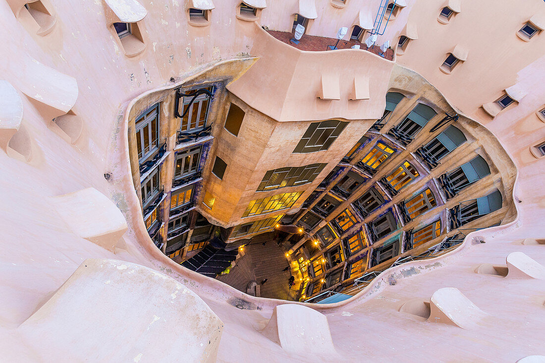 Blick vom Dach ins Innere der Casa Mila in Barcelona, Spanien
