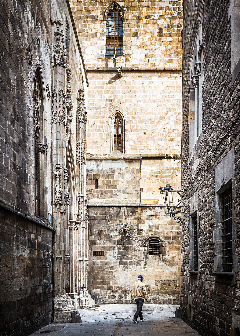 Katalane spaziert durch das gotische Viertel von Barcelona, Spanien