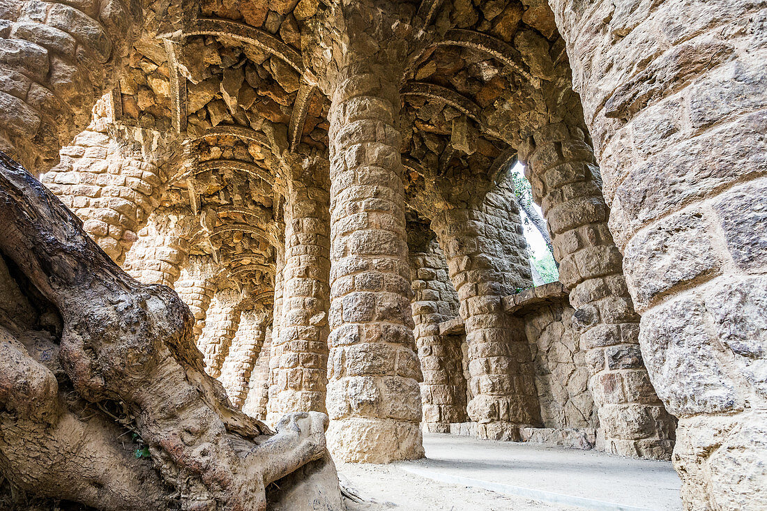 Baukunst von Antoni Gaudi im Parque Güell in Barcelona, Spanien