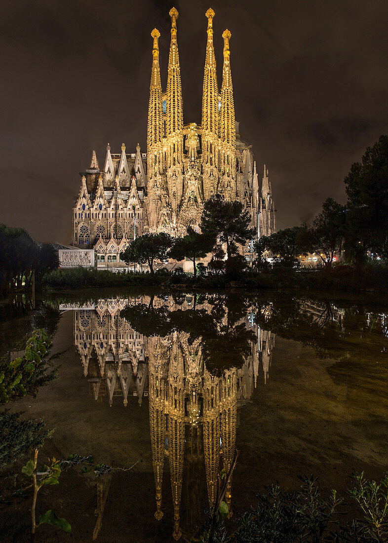 Blick auf die beleuchtete Sagrada Familia in Barcelona, Spanien