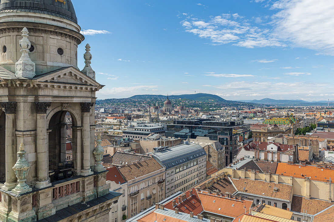 Blick von der Aussichtsplattform der Sankt Stephan's Basilika bis zum Parlamentsgebäude in Budapest, Ungarn