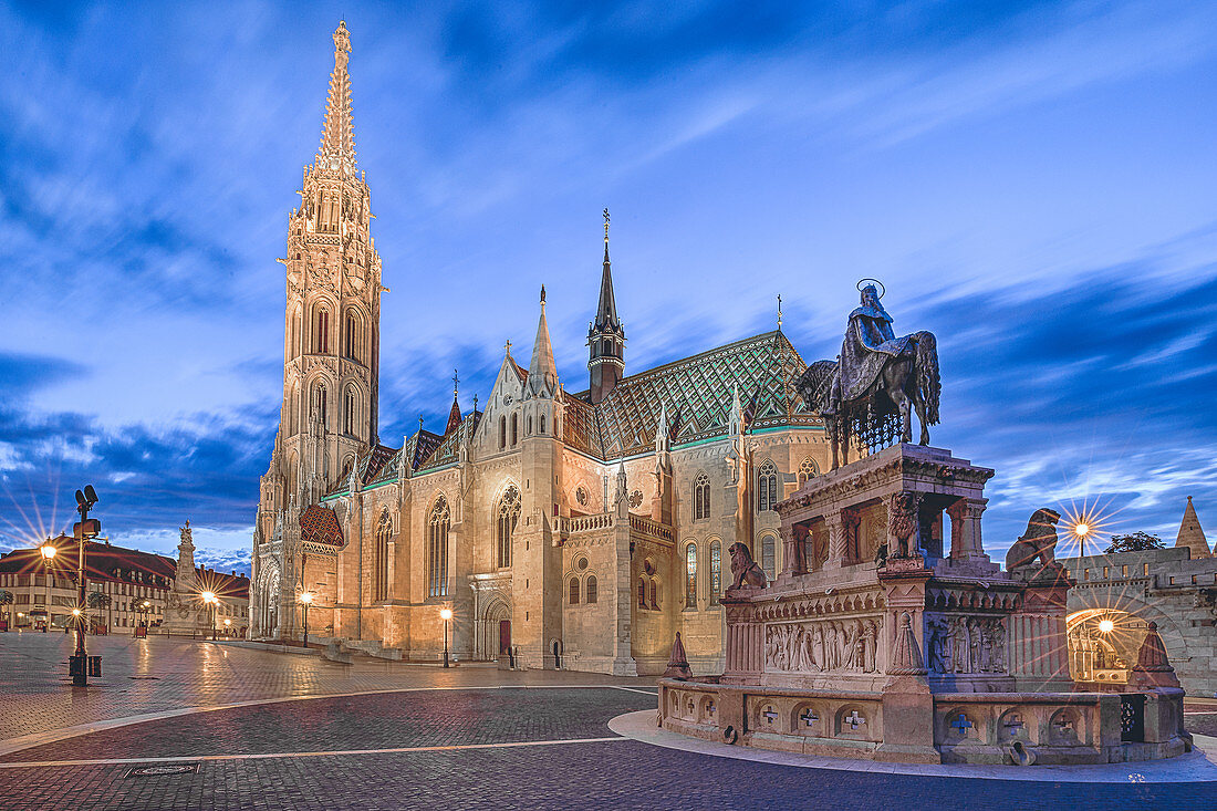 Die beleuchtete Matthias Kirche  während der Blauen Stunde in Budapest, Ungarn