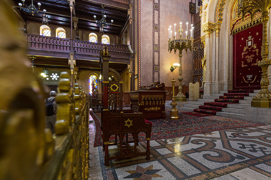 Im Inneren der Großen Synagoge in Budapest, Ungarn