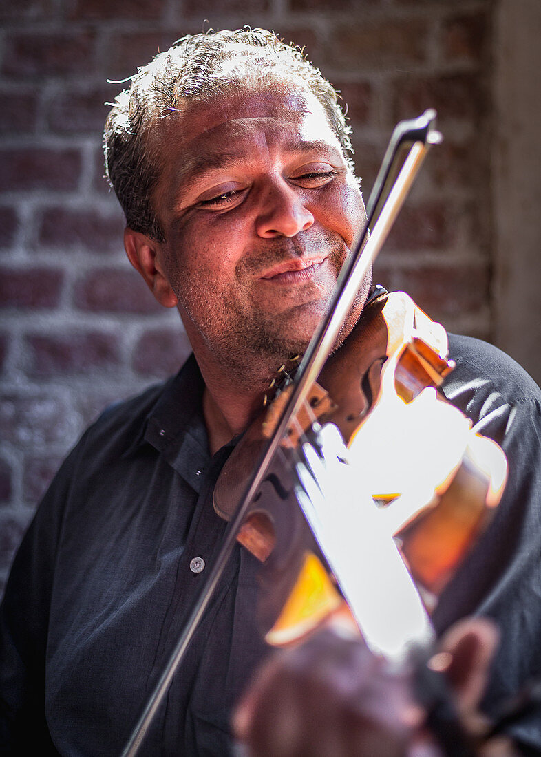 Portrait eines Musikers in der Fischerbastei in Budapest, Ungarn