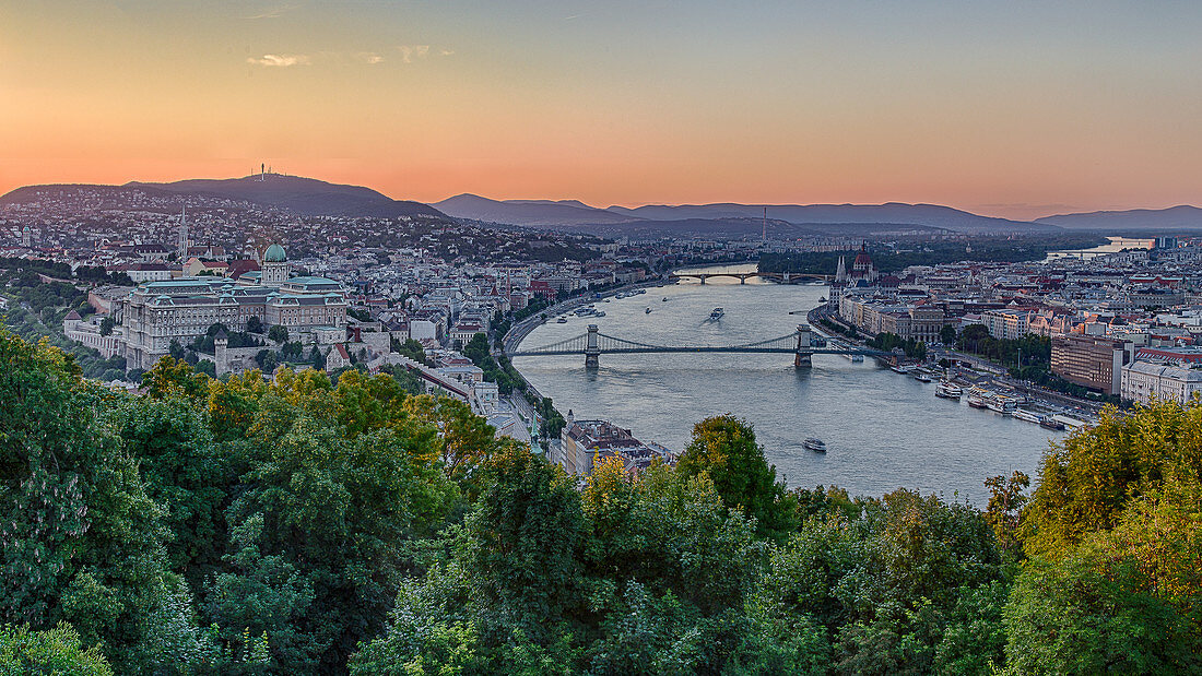 Panoramasicht auf die Stadt und Donau vom Gellertberg in Budapest, Ungarn