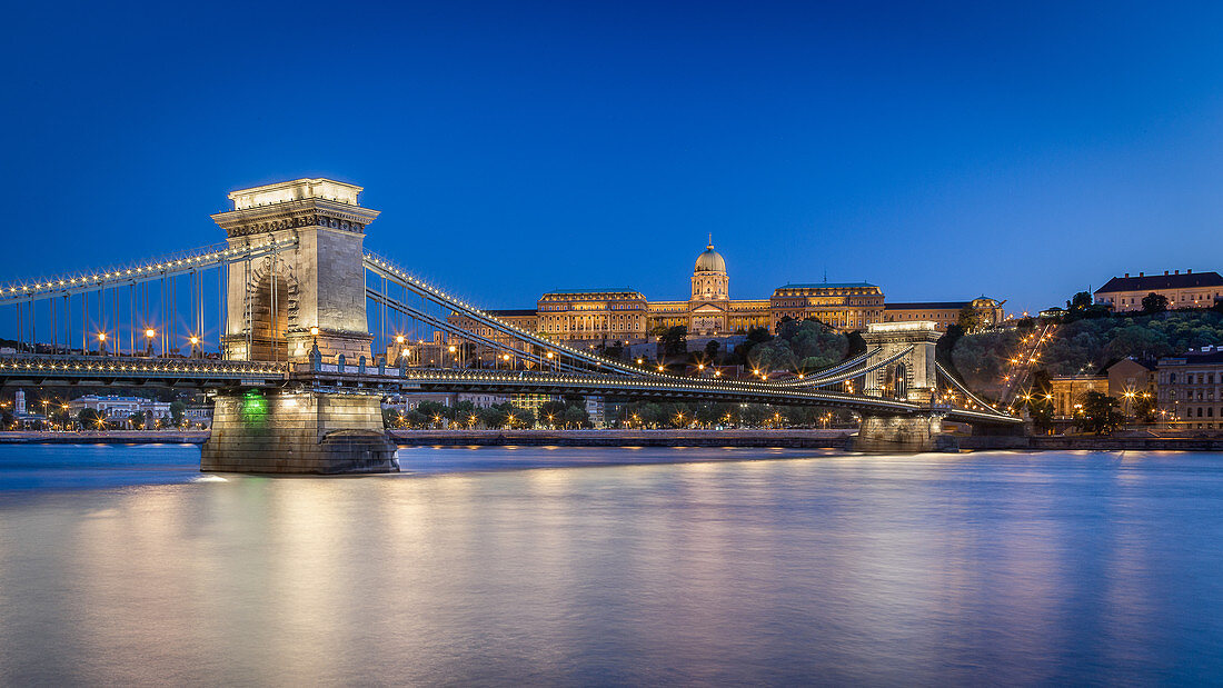 Blick auf die Kettenbrücke und den Burgpalast in Budapest, Ungarn