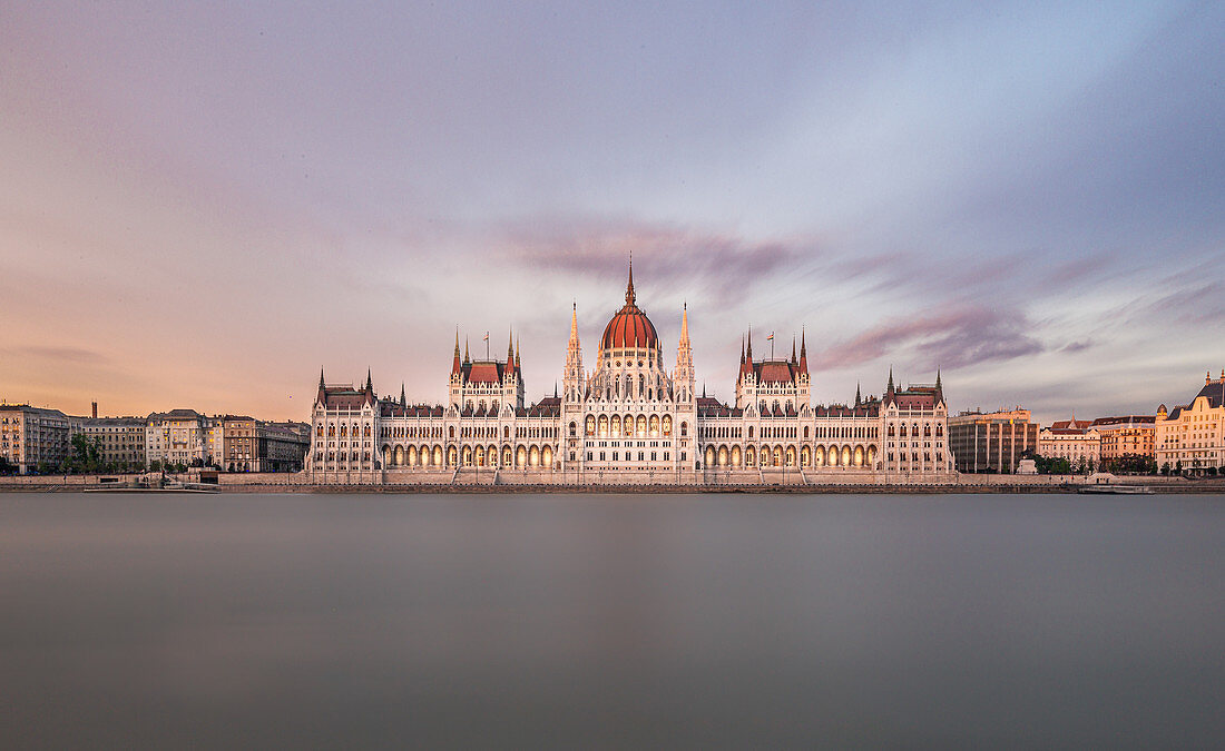 Die Donau und das ungarische Parlamentsgebäude in Budapest, Ungarn