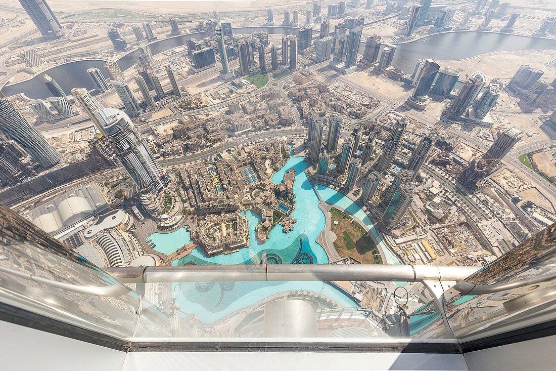 Blick nach unten vom Burj Khalifa in Dubai, VAE