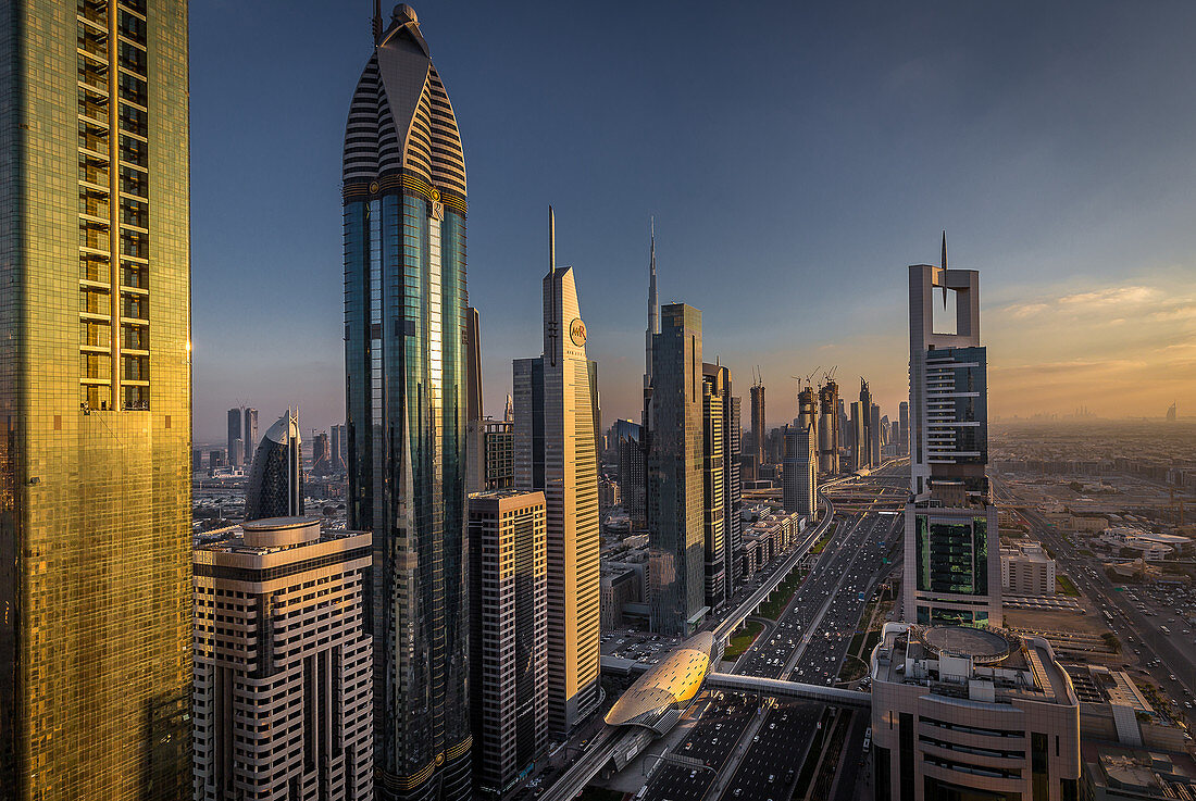 Blick auf die futuristischen Gebäude und die Sheikh-Zayed-Road in Dubai, VAE