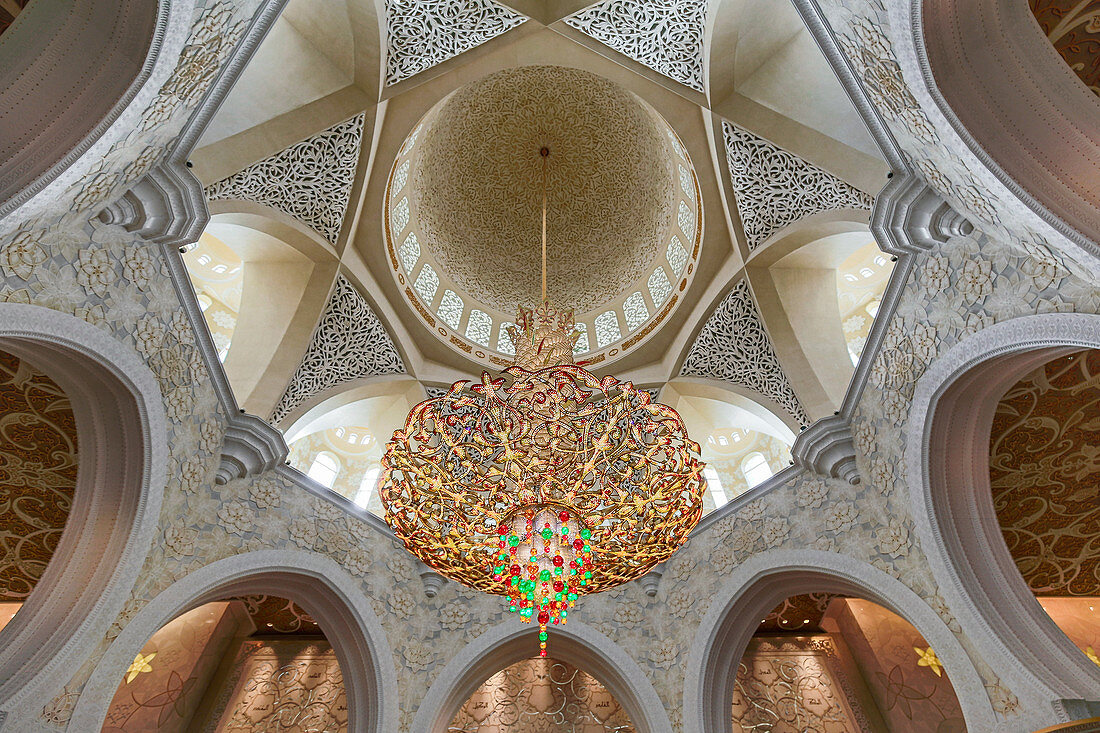 Reichlich verzierte Deckenlampe in der Scheich Zayid Moschee in Abu Dhabi, VAE