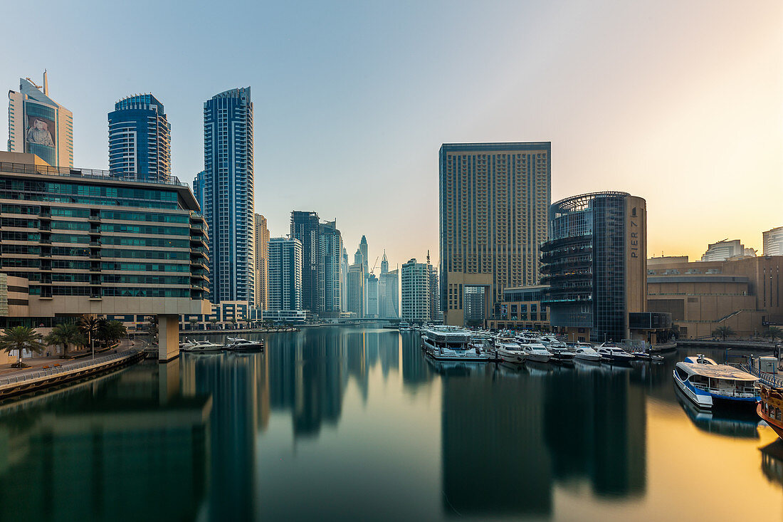 Kurz nach Sonnenaufgang in der Dubai Marina in Dubai, VAE